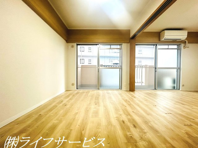 リビングルーム隣の南向きのバルコニーに面した洋室です♪（入居前・2024年6月撮影）