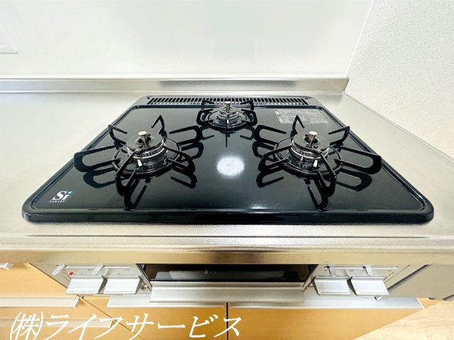 キッチンガスコンロ／3口ガスコンロでお料理もはかどりますね♪（入居前・2024年6月撮影）