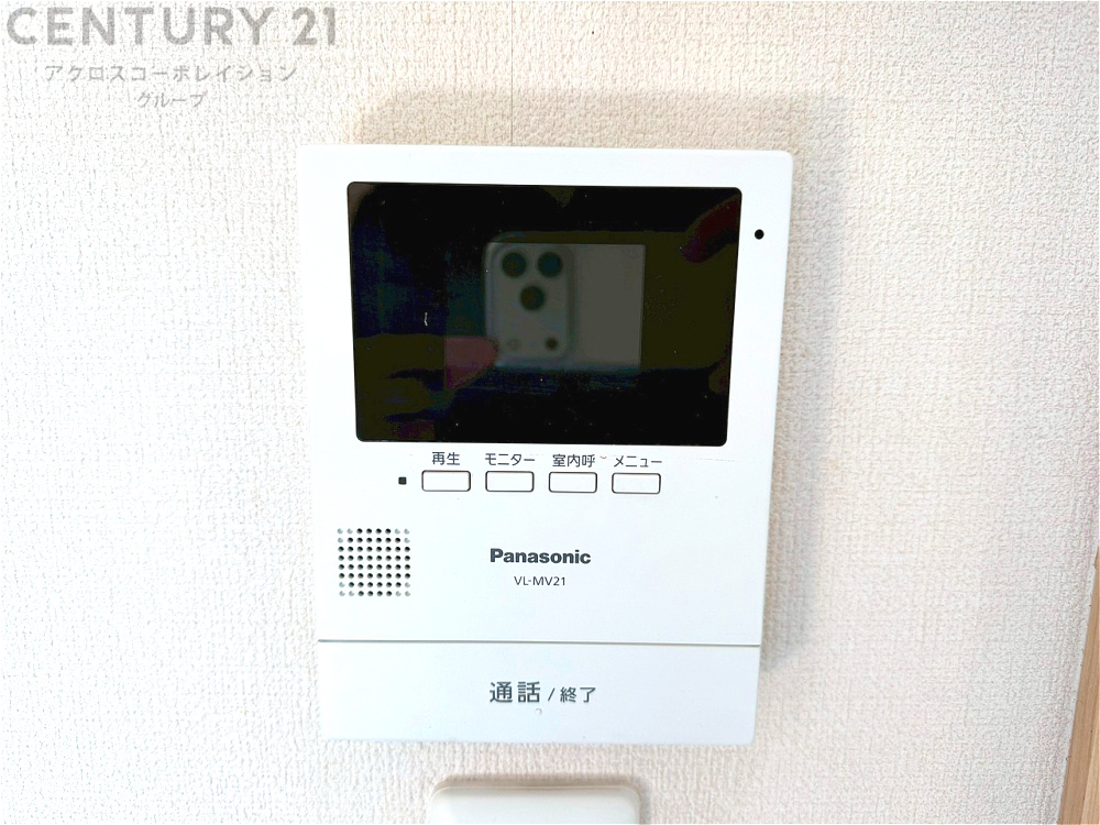 訪問者が来たときにテレビ画面で確認できるため、安心してドアを開けられます。録画機能があるものもあり、留守中に来訪者を記録しておくことができます。利便性が高く、セキュリティ面でも安心です。