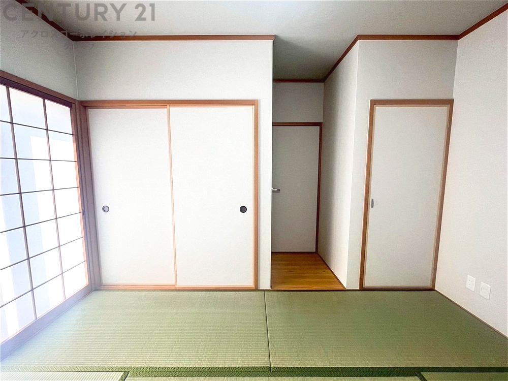 押入れは季節の衣類、寝具などを収納できます。伝統的な美しさと実用性が融合し、収納物を保護する調湿・換気効果があります。使い方によっては書類や小物なども効果的に整理でき空間を有効活用できます。