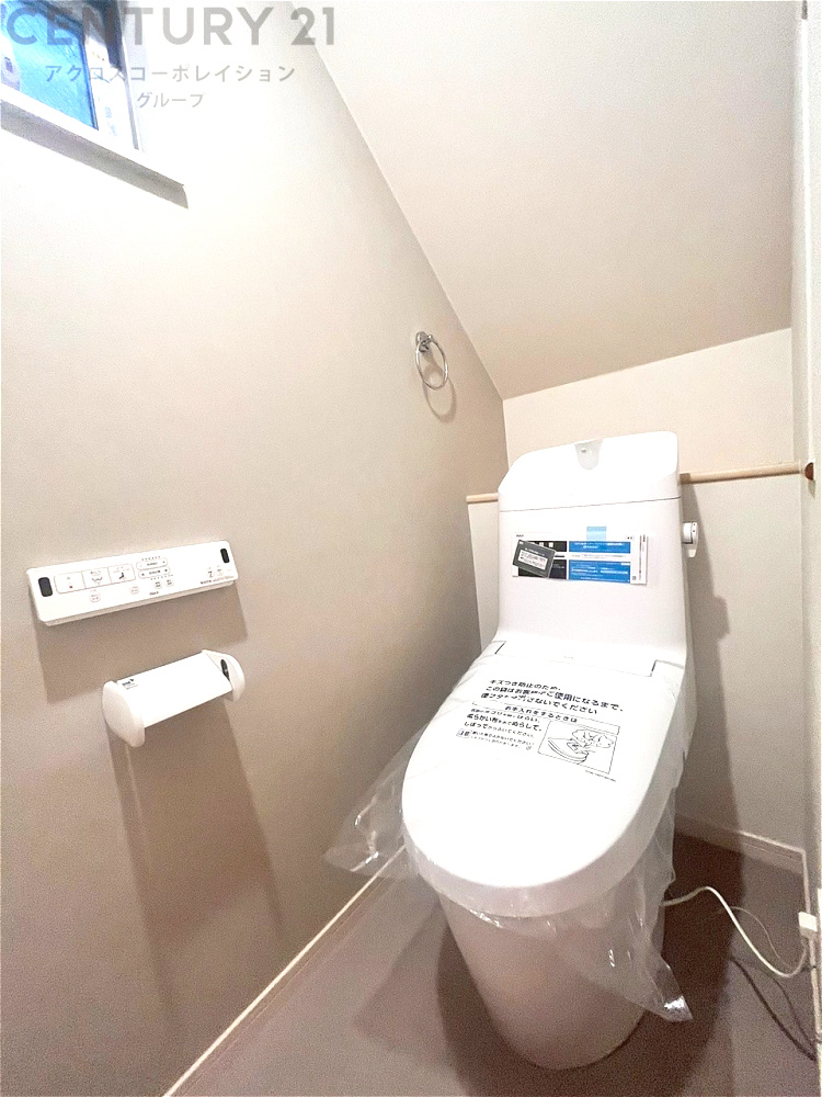 温水洗浄便座付トイレは温水洗浄機能により、暖かい水でおしりを洗浄することができ、冷たい水を使う従来の便座に比べ、温水洗浄機能で暖かいトイレを提供し、快適な使用を可能にします。