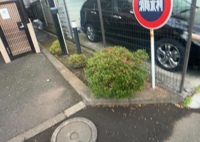 物件によっては、入居者が個人的に使用できる専用庭がついているものもあります。また、住宅の中にある土間の部分を庭と呼ぶこともあります。庭の用途は住む人によって変わり、それによってデザインもさまざまです。