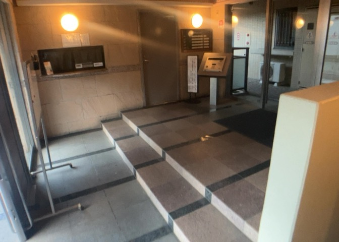 マンションのエントランスには、もともと風よけや防犯の役割がありますが、マンションによって宅配ボックスなどの設備が備わっている所もあります。日々の生活をイメージしながら生活しやすさをチェックしましょう。