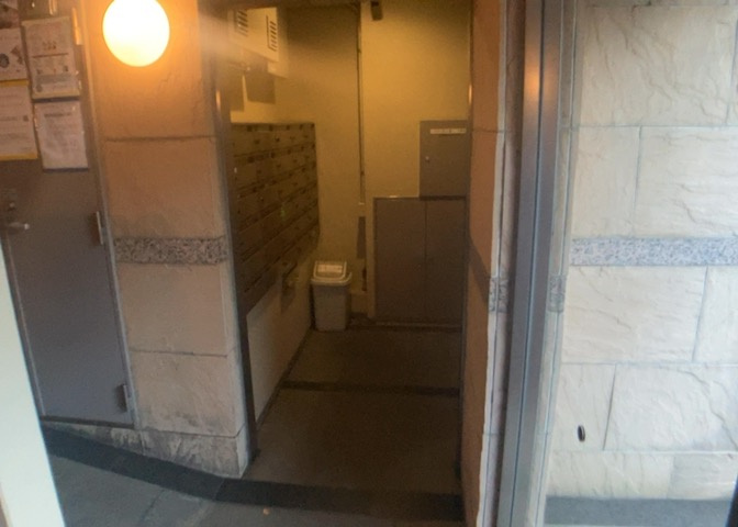 エントランス付近に設置されている集合ポストは、住んでいる部屋と離れているため、ポストをあさるなど誰かに何かされていても被害に気づきにくいです。入居する時には他人に特定されにくい番号で鍵をかけましょう！