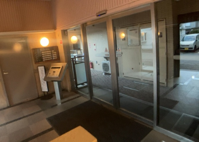 ロビーというと、エントランスと何がちがうの？と思いますよね。実はロビーとエントランスには明確な決まりはありません。物件によっては、エントランスを入って広がるある程度の広さのある空間がロビーとなります。