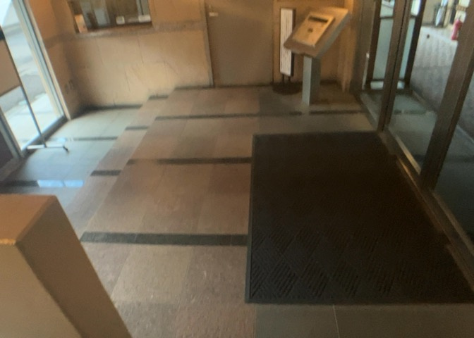 共用部分は、一棟の建物に住む区分所有者全員が共同で所有するとし、共用部分の管理、補修などは、区分所有者で形成される管理組合が行います。個人の判断で勝手に変更することはできませんので覚えておきましょう。