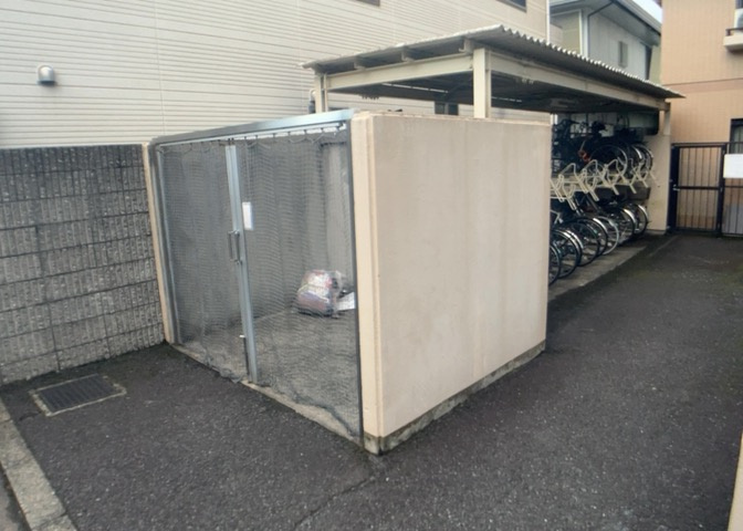 共有部分は、住民なら誰もが使える設備のこと。例えば駐車場やエレベーター、インターネット設備、セキュリティ設備などがあります。他にも、マンションの廊下・外部階段やエントランス・ゴミ置き場などがあります。