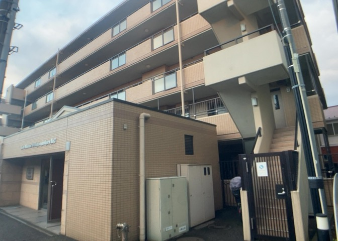 ＲＣ造、Reinforced　Concreteは直訳すると補強されたコンクリートです。主に柱や梁・床・壁が鉄筋とコンクリートで構成おり、鉄筋を組んだ型枠にコンクリートを流し込んで固めたものを指します。