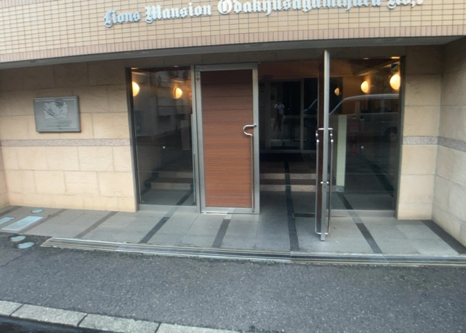 玄関は家の顔でもあり、家族以外の目にも止まる場所です。玄関は外との間を仕切る扉、靴などをしまっておく収納スペース、靴脱ぎのたたきスペース、来客とのやり取りをするドアホンなど複数のアイテムからなります。