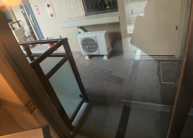 共用部分は、一棟の建物に住む区分所有者全員が共同で所有するとし、共用部分の管理、補修などは、区分所有者で形成される管理組合が行います。個人の判断で勝手に変更することはできませんので覚えておきましょう。