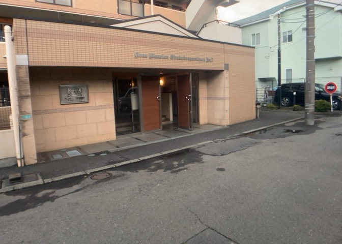 外観はマンション管理がされているかの目安になります。築年数が古いと、壁面は劣化してひび割れが生じることも！建物が古びていても細かいところが修繕されていると、きちんと管理されているなぁと感じるでしょう。