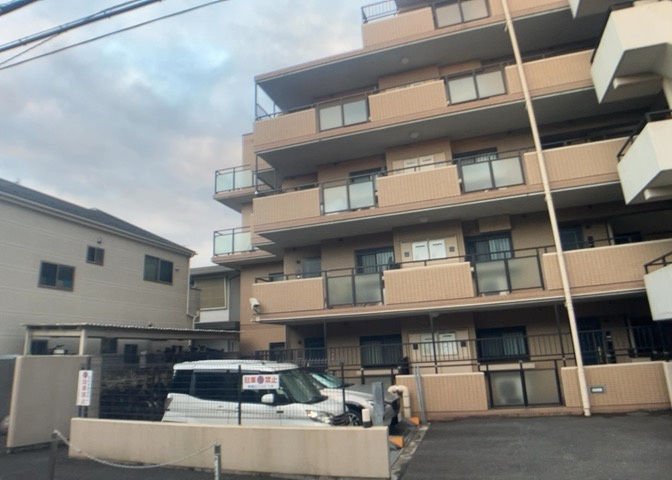 一般的なバルコニーは、奥行1.5ｍ程ですが、ワイルドバルコニーは2ｍまで広がっています。そのため洗濯物の間隔をあけ干すことができ、乾きやすいというメリットや、ガーデニングが楽しめる等の特徴があります。