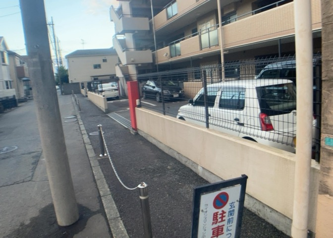 駐車場と明記されていても、最小スペースでつくられた駐車場だと大型車は駐車できなかったり、出入りしにくくなったりする可能性があります。お車のサイズと購入したい物件の駐車場のサイズを現地で確認しましょう。