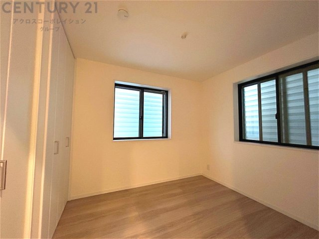 明るい色合いのフローリングとクロスを使用した洋室は家具やインテリアとも調和しやすく空間が広く感じられ開放感を生み出します。自然光を効果的に反射し、室内を明るく保つため、日中の照明使用を抑えられます。