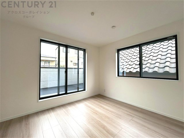 寝室…リラックスできるプライベート空間で、快適な睡眠をサポート。個人の好みに合わせたインテリアや寝具で心地良さを追求。プライベートな時間を過ごし、リフレッシュする場所におすすめです。