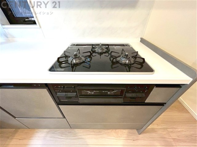 多数の調理器具を同時に使用でき、料理の効率化が可能。省エネで節約になり、様々な料理スタイルに適応できます。また、火力調整が独立しており、手入れや掃除もしやすく、今よりもっとお料理が楽しくなるかも。