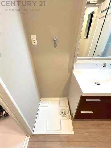 洗濯物の仕分け作業がしやすく、整理整頓が容易になります。洗濯音や湿気を他の部屋に持ち込まず、生活環境を快適に保ちます。上部を活用すれば収納スペースを確保でき洗剤や洗濯用品の整理もしやすくなります。