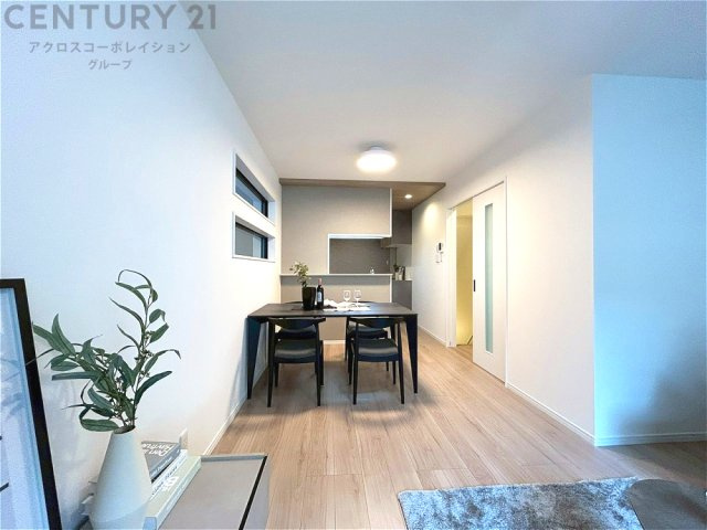 リビングダイニングは家族や友人とのコミュニケーションを楽しむ場所でくつろぎながら食事や会話を楽しめ、多目的に利用できリラックスできる空間です。家庭内の中心として機能し、快適な生活をサポートします。