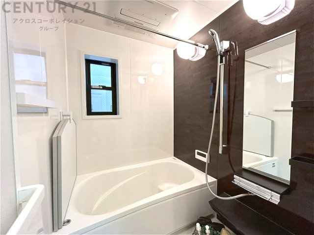 ユニットバスは省スペースでありながら、シンプルな設計と使いやすさを備え、簡便なメンテナンスが可能です。またミラー・小物置き場もあり便利です。