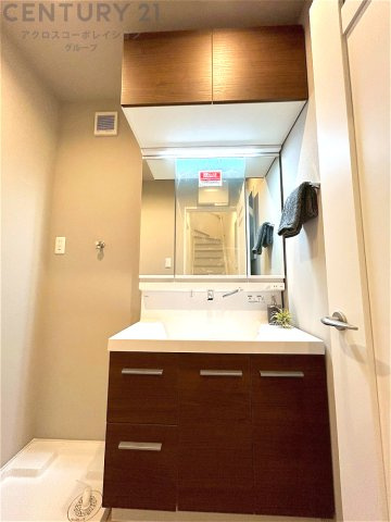 化粧品や洗顔料、歯ブラシなどの必需品をまとめて置ける収納スペースがあり、使用するたびに取り出す手間が省けます。また、水回りのため、濡れても大丈夫な素材が使用されており、お手入れが簡単です。