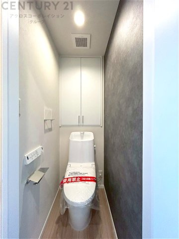 温水洗浄便座付トイレは温水洗浄機能により、暖かい水でおしりを洗浄することができ、冷たい水を使う従来の便座に比べ、温水洗浄機能で暖かいトイレを提供し、快適な使用を可能にします。