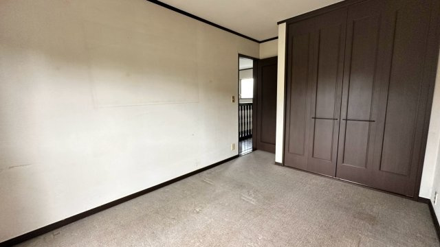 【壁一面の大型クローゼット付き】衣類や季節物の荷物もたっぷり収納できる大容量クローゼットを配置。お部屋を広く使えるため、荷物が多い方や衣装持ちの方にも大変おすすめな洋室です。
