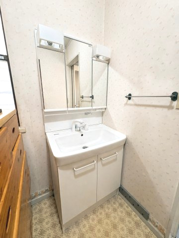 ゆとりある洗面空間で朝の準備も快適　※一部AI加工により家具を削除しています