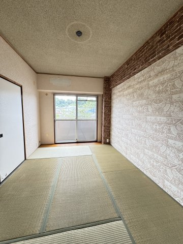 和室6.2帖。バルコニーに面した明るい和室です。