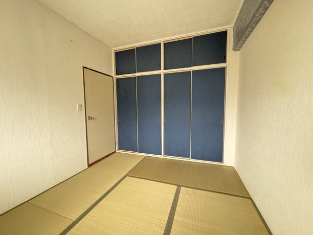 和室5.3帖の収納です。大きなものも収納できそうです。