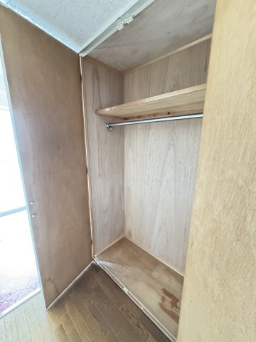 玄関に入ってすぐに収納スペースがございます。すっきりした玄関がキープできます。