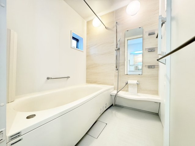 ゆったりとしたサイズの浴室で一日の疲れをしっかり癒せます。清潔感のある落ち着いたデザインで、リラックスできる空間。お子様との入浴やゆったりバスタイムにもぴったりです。