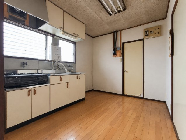 コンパクトなキッチンで掃除もラクラク　※プライバシー保護の為、画像加工により荷物を消去しています