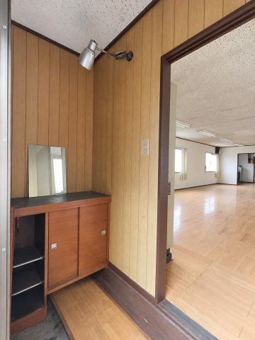 ゆったりとした玄関です　※プライバシー保護の為、画像加工により荷物を消去しています