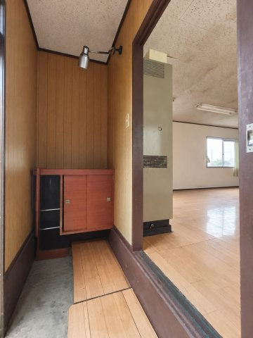 明るい玄関です　※プライバシー保護の為、画像加工により荷物を消去しています
