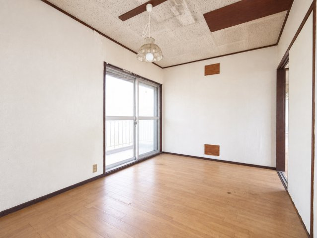 明るい洋室です　※プライバシー保護の為、画像加工により荷物を消去しています