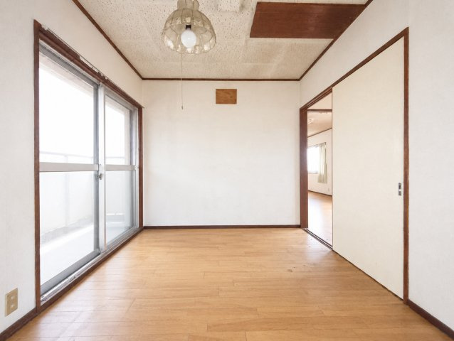 スタンダードな洋室です　※プライバシー保護の為、画像加工により荷物を消去しています