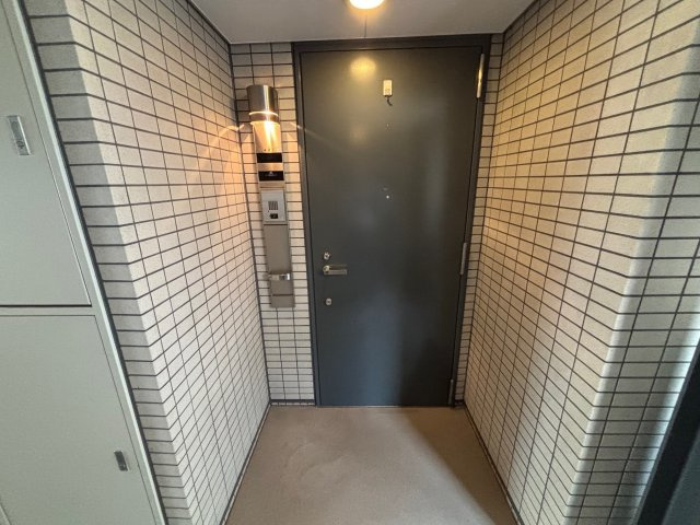 お部屋の玄関前です。