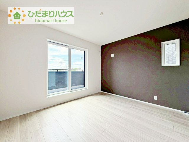 バルコニーに面していて、たっぷり光りの入る明るい主寝室です！