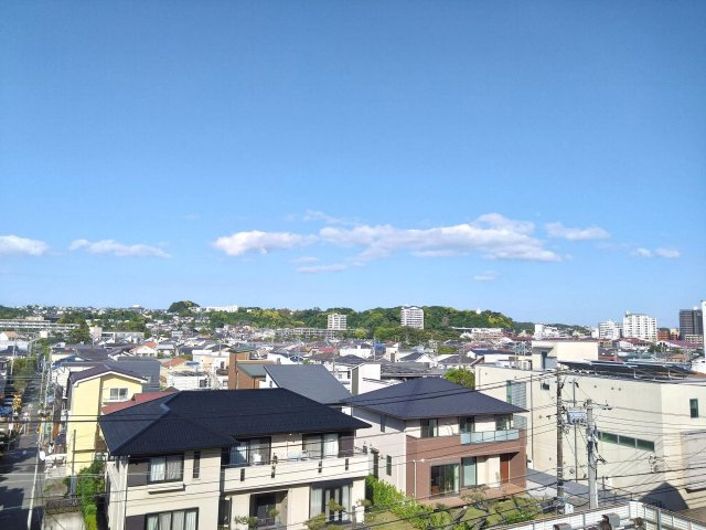 前面に建物がないため眺望・通風良好です。