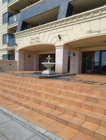 噴水のあるエントランスになります。