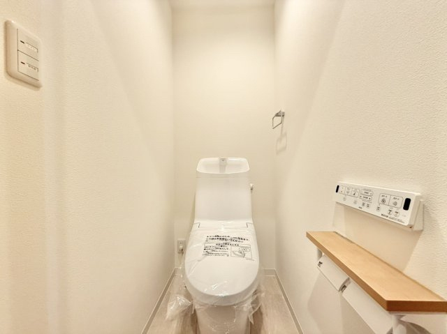 1階トイレ　温水洗浄便座を完備。新調済みで、季節を問わず快適な使い心地です。