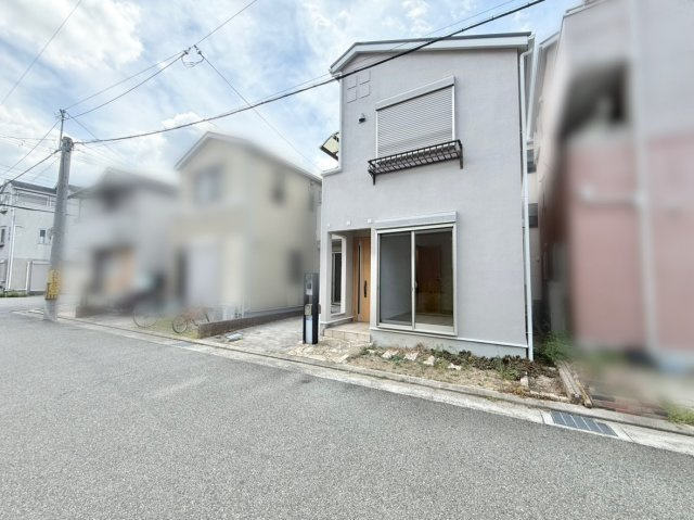 前面道路は幅員約6ｍとゆとりあり！対向車とのすれ違いもスムーズで、毎日の車の出し入れもラクラクです。