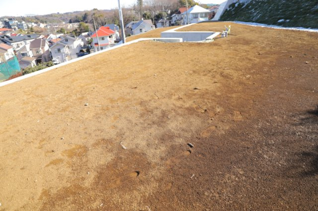 土地購入を検討されている場合、境界杭がない状態で購入してしまうと境界確定測量をする必要があり、費用がかかります。購入の前に、売主、隣土地所有者立ち合いのもと境界を確定し境界杭を設置するのがベストです。