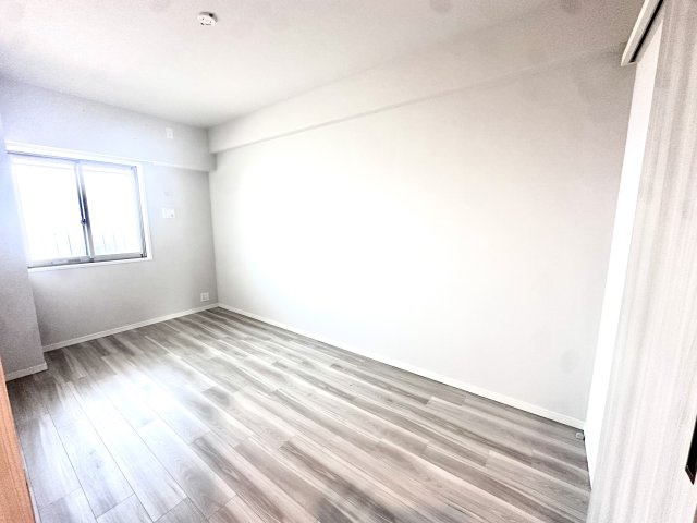 約6.5帖のゆとりのある洋室。