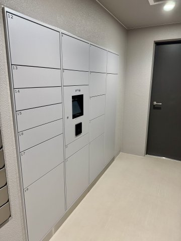 宅配ボックスがついているため、不在時でも荷物受取可能　