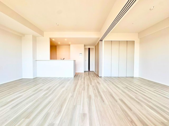 リビングと隣接する洋室の扉を開けることで、約16.5帖の広々とした空間としてご利用いただけます。
