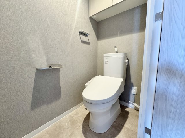 上部収納付きで、トイレットペーパーや掃除用品もすっきり整理できます。