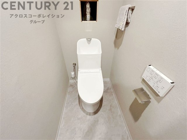 温水洗浄便座付トイレは温水洗浄機能により、暖かい水でおしりを洗浄することができ、冷たい水を使う従来の便座に比べ、温水洗浄機能で暖かいトイレを提供し、快適な使用を可能にします。