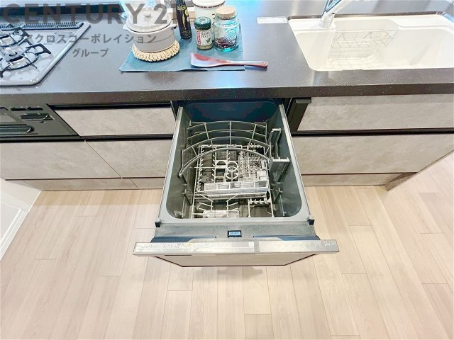 手洗いに比べて時間や労力を節約できることです。また、高温のお湯で洗浄されるため、雑菌や細菌を殺菌する効果もあります。さらに、乾燥機能があるため、手で拭く手間も省け衛生的に保管できます。