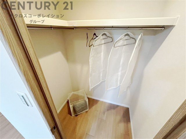 収納力が高く洋服や小物を整理しやすく、更衣室のように使え、部屋がすっきり保てます。収納の配置を自由に調整でき、換気性が良く防湿・防虫対策も可能。快適で機能的な生活空間を実現できます♪